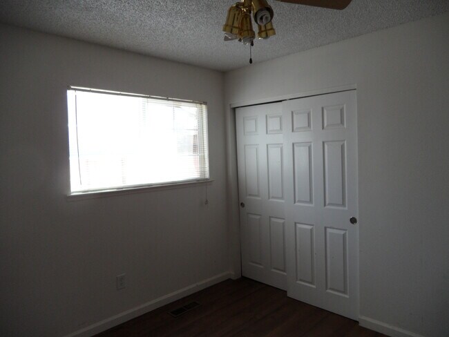 1 smaller bedroom - 6551 Flower St