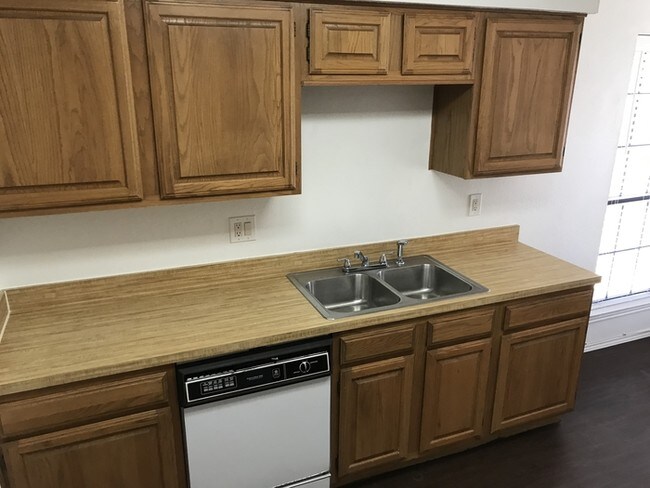 Building Photo - 1605 Brentwood Dr