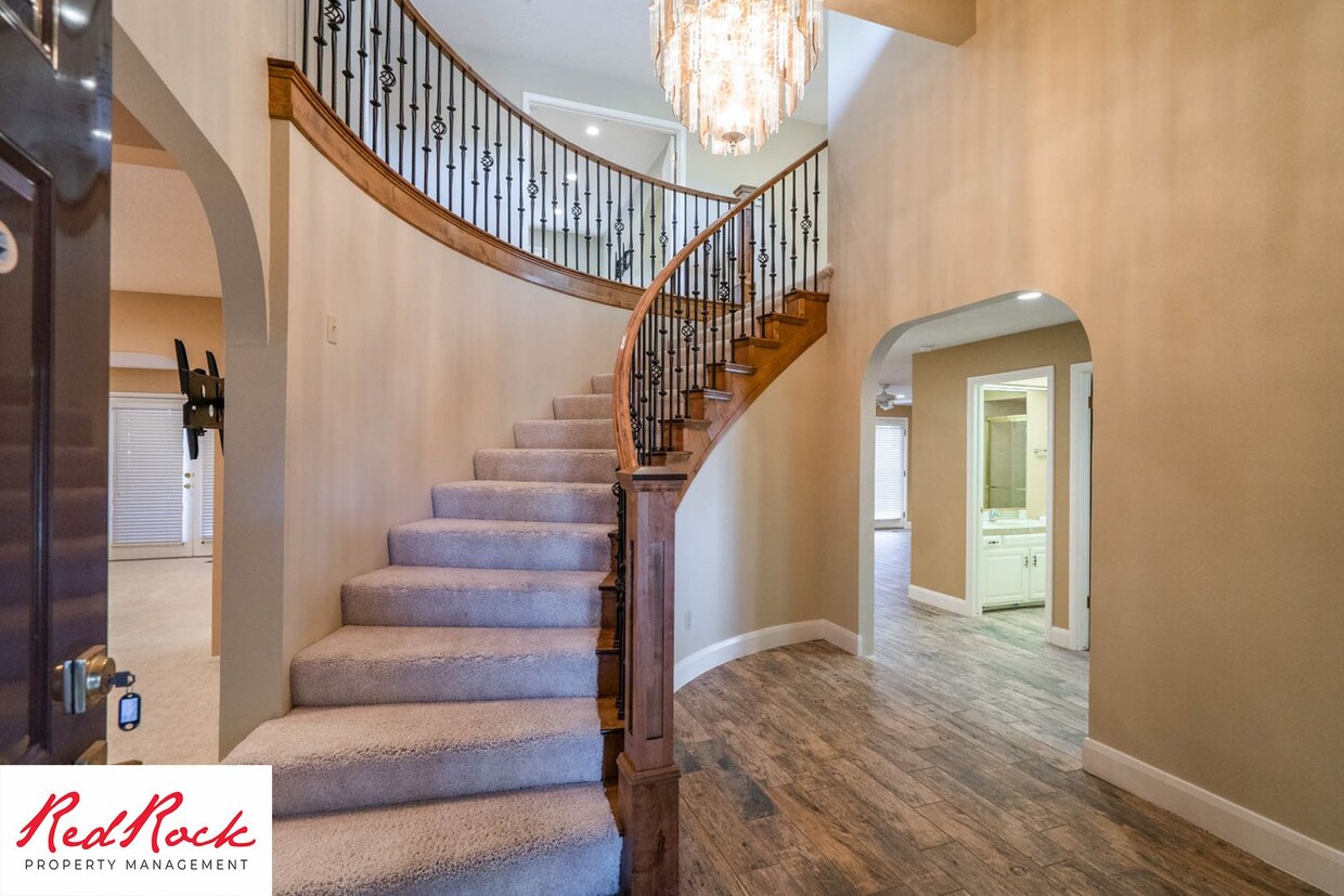 Primary Photo - Great 5 Bedroom, 3 Bathroom Home in a Quie...