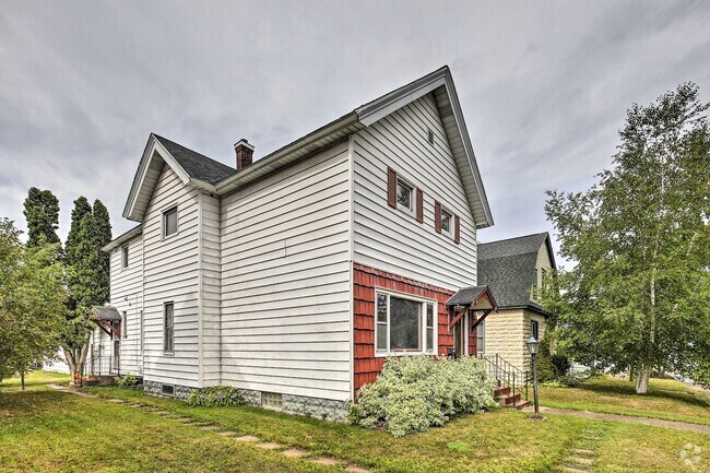 Building Photo - 517 11th Ave W