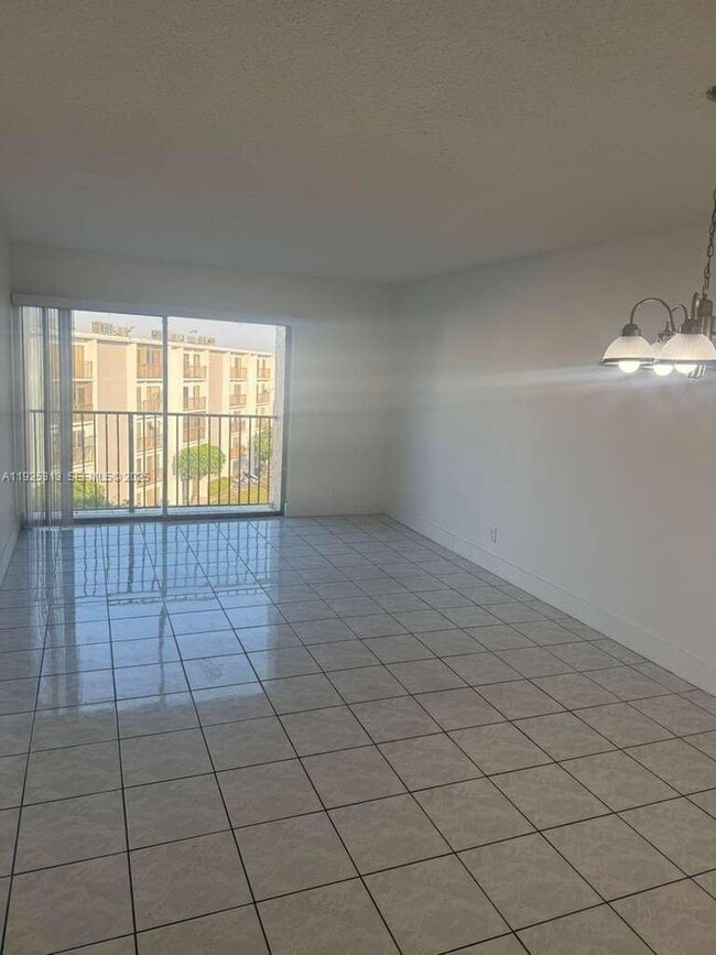 Foto del edificio - 8700 N Sherman Cir