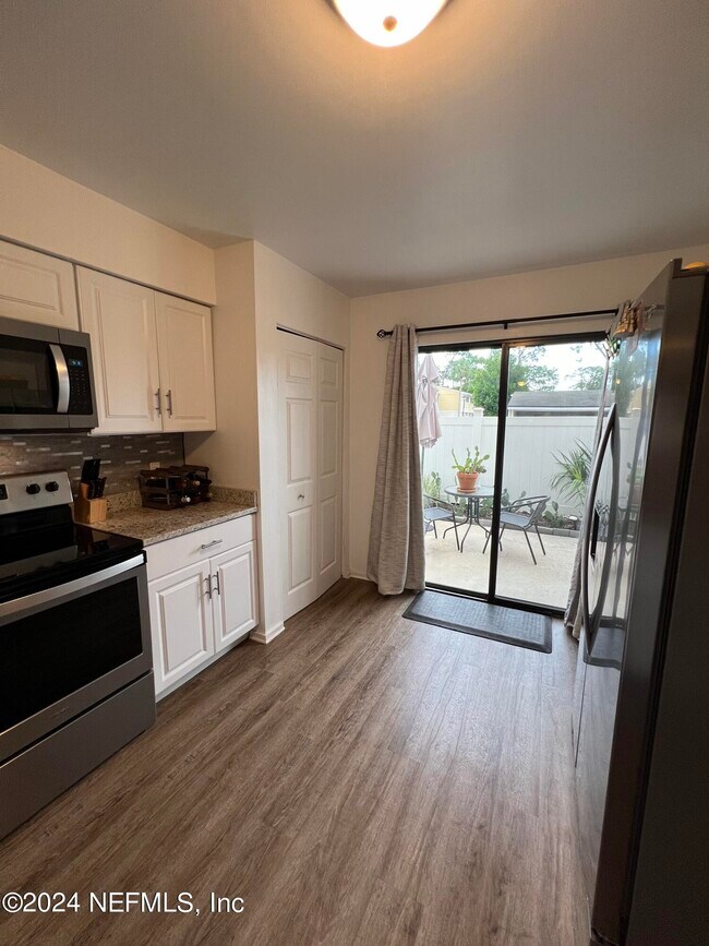 Foto del edificio - 7873 Bahia Vista Ct