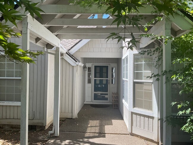 Building Photo - Lake Oswego Cottage Located in the Windfie...