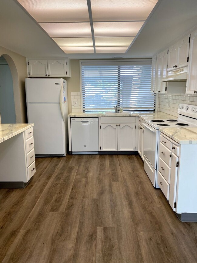 Foto del edificio - Spacious 4 Bedroom, 2 Bath Home with Large Yard -