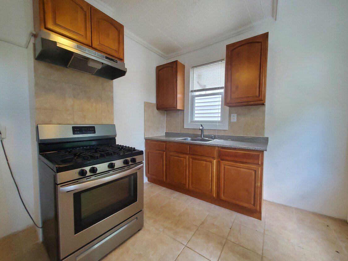 Unit 2 - 296 Claremont Ave