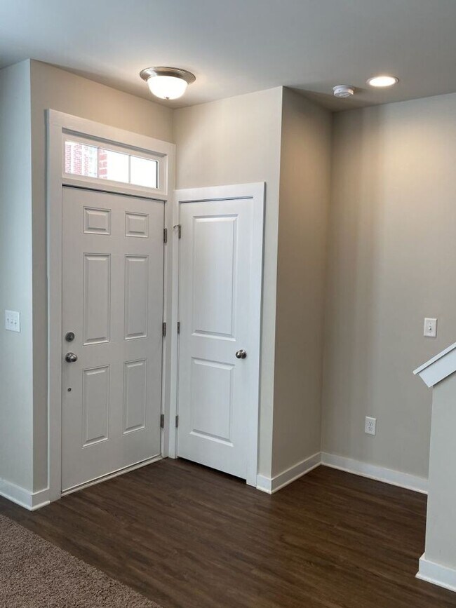 Building Photo - Beautiful Brick 3 Story, 3 Bedroom Townhom...