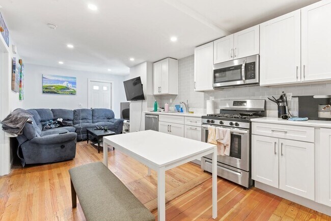 Building Photo - 651 E 7th St