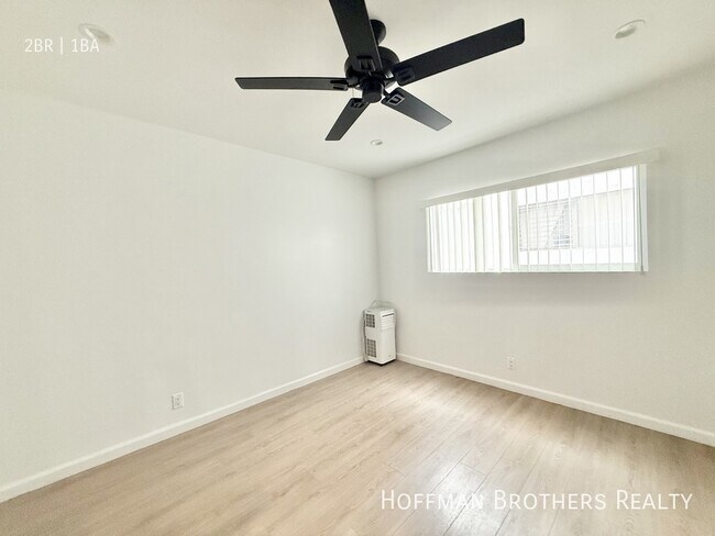 Foto del edificio - 7245 Bakman Ave