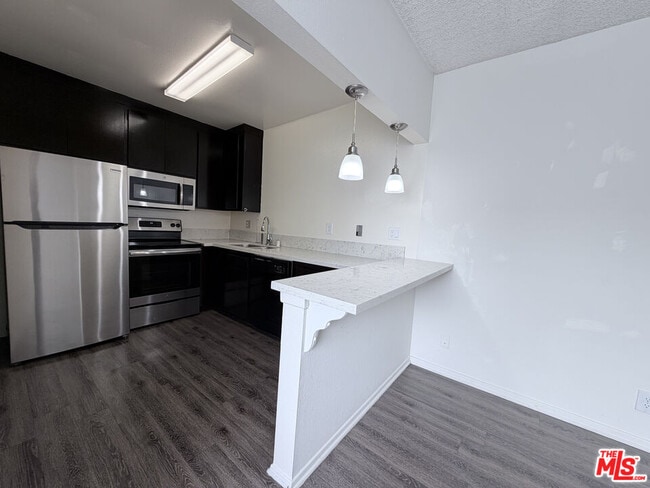 Building Photo - 1137 W 36th Pl