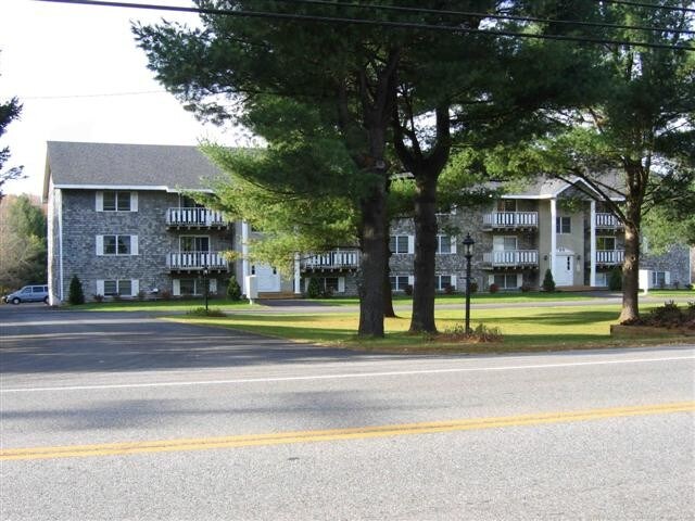 Building Photo - 576 Riverside Dr