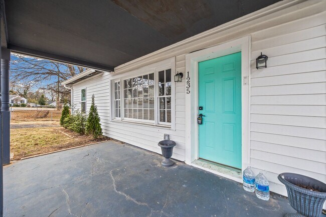 Building Photo - Super Cute, tastefully remodeled 3-Bed, 2-Bath home in Gastonia.