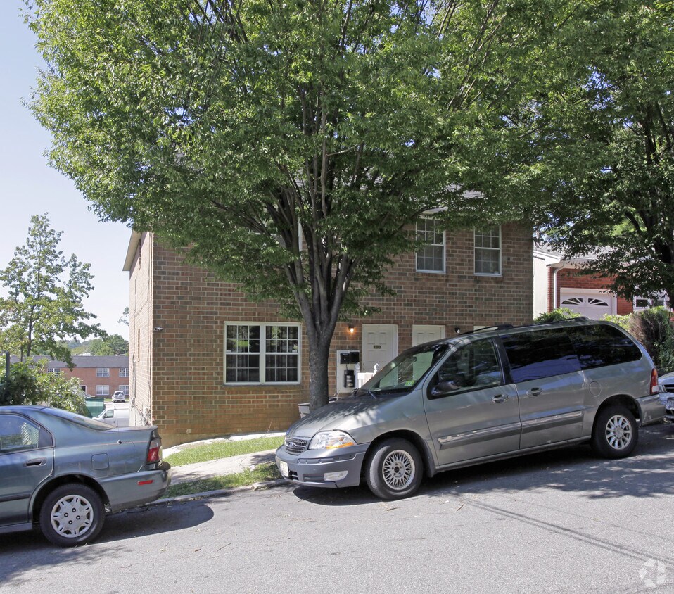 Primary Photo - 100 Parkinson Ave