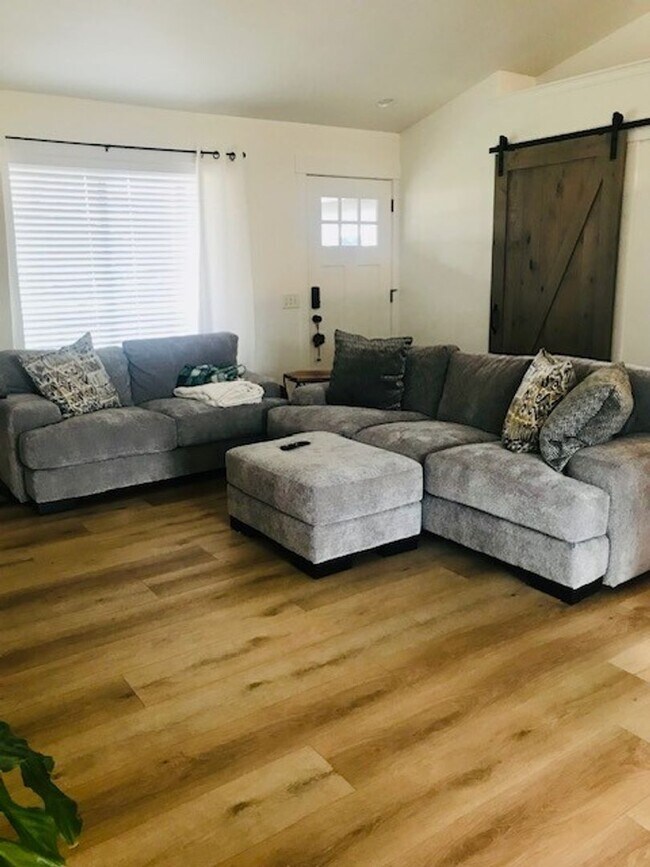 Building Photo - Beautiful 3 Bed/2.5 Bath Home on Bend's East Side - Pelican Drive