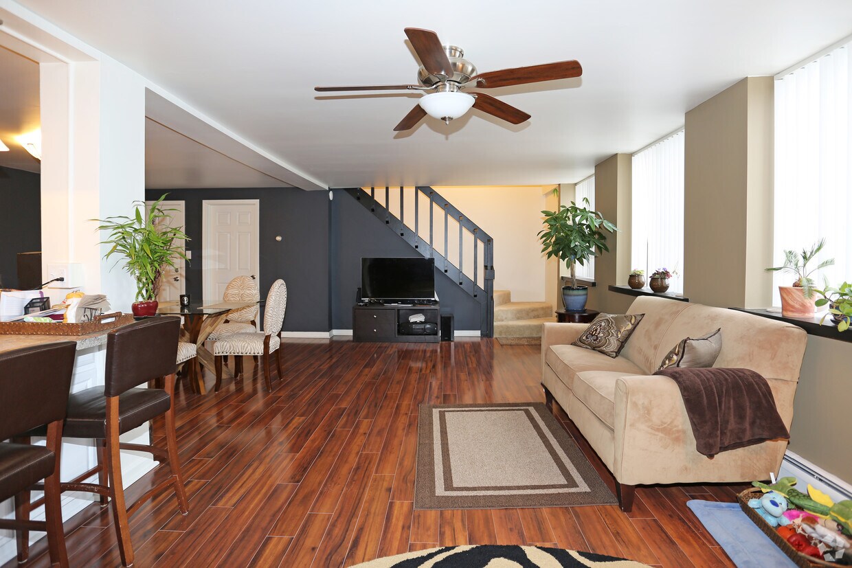 Foto principal - Village Pines Apartments