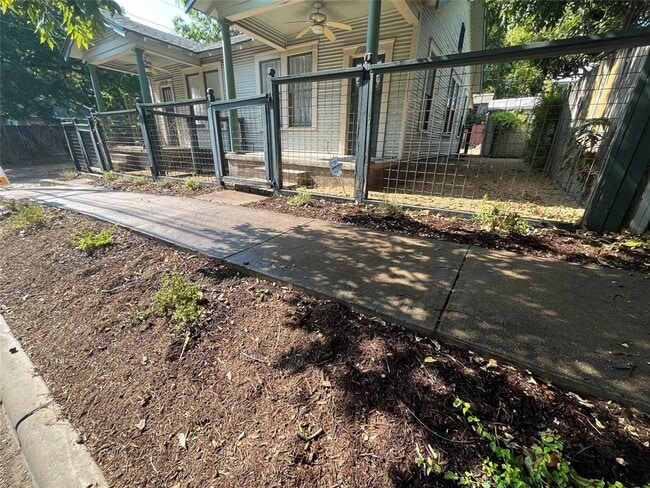 Building Photo - 207 W 45th St