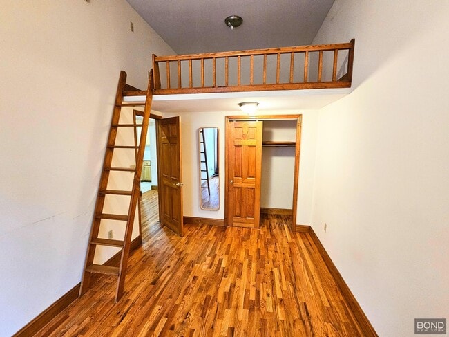 Building Photo - 318 W 105th St