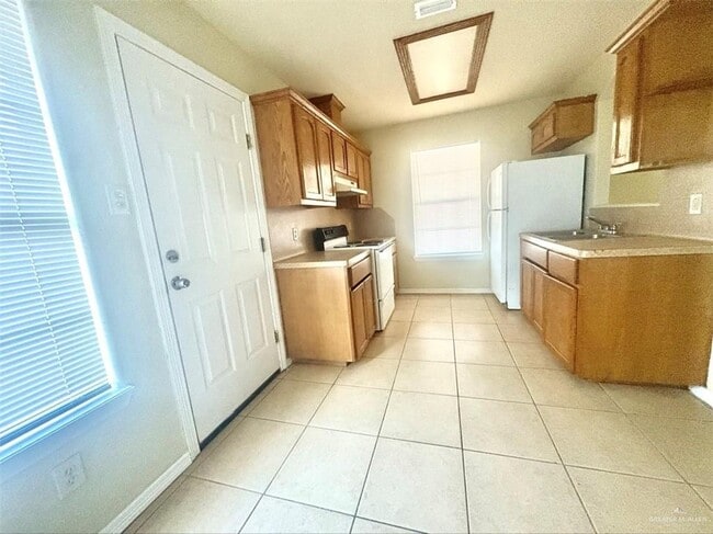 Building Photo - 8 Kumquat St