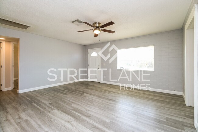 Building Photo - Charming 4 Bedroom in Phoenix!