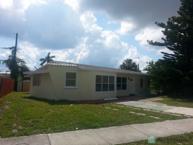 Foto del edificio - 2500 NE 7th Ter