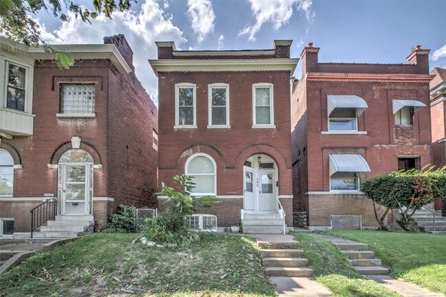 Building Photo - 5425 South Broadway 2F