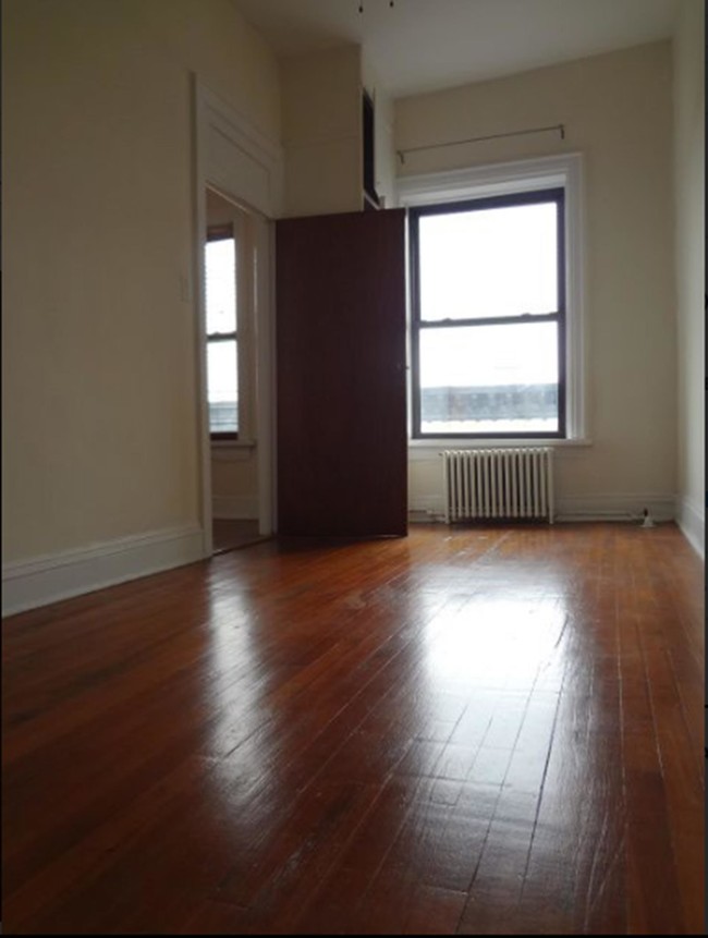 Building Photo - 392 Clinton Street