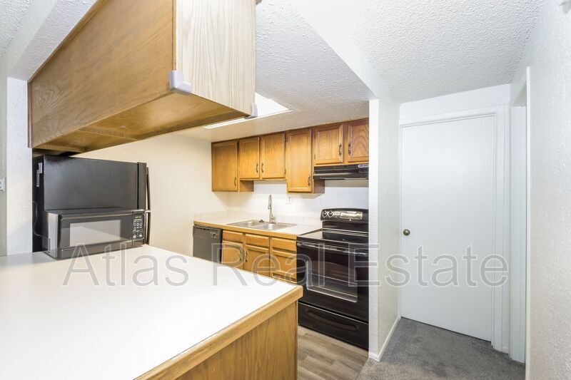 Primary Photo - 1370 Estes St