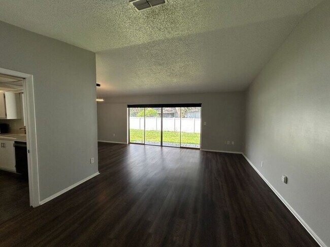 Building Photo - 7516 S Sanibel Cir