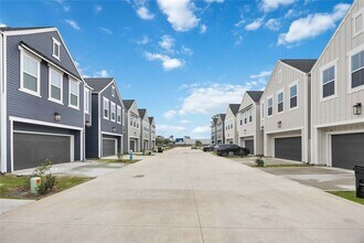 Building Photo - 318 Charlock St