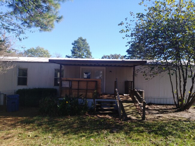 Building Photo - 20195 Meadowlark Dr