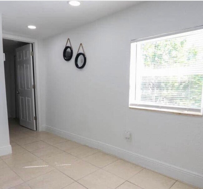 Foto del edificio - 701 SE Bahama Ave