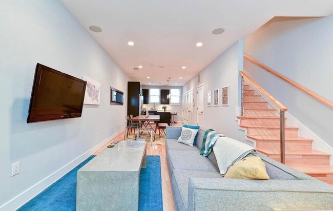 Building Photo - Gorgeous Shaw 2 Bedroom Gem! Parking Avail...