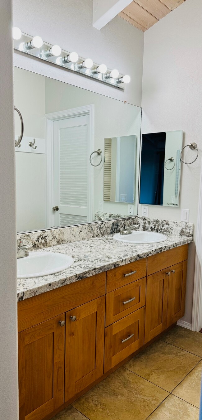 Primary on suite bath - 76-6125 Royal Poinciana Way