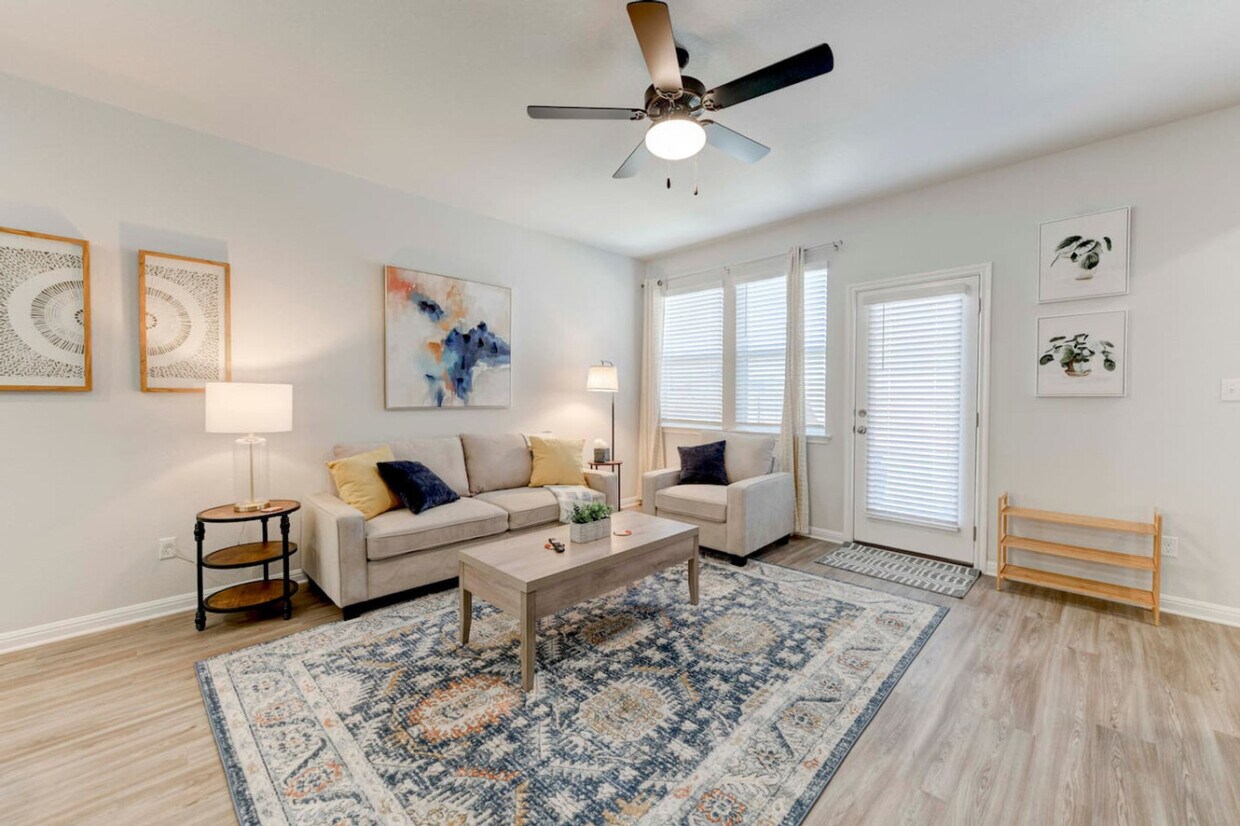 Foto principal - 2438 Lucy Axel Ln