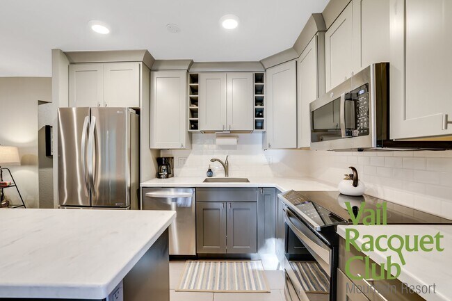 Building Photo - 4660 Racquet Club Dr