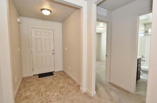 Building Photo - Immaculate Single-Level Home