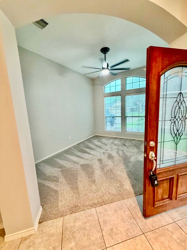 Foto del edificio - 5607 Wagon Wheel Ln