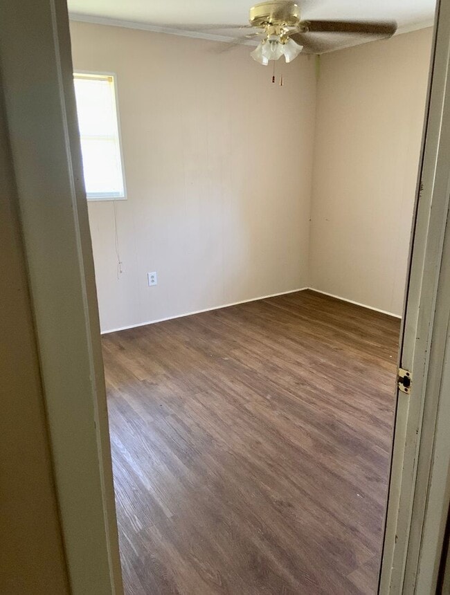 Building Photo - 3 Bed/1.5 Bath House