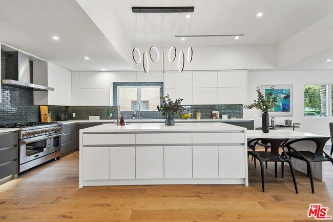 Foto del edificio - 334 S Sycamore Ave