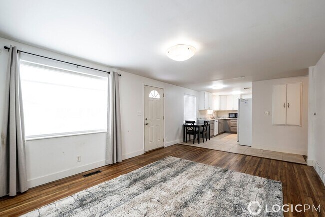Building Photo - Stunning Single Family Home In Excellent L...