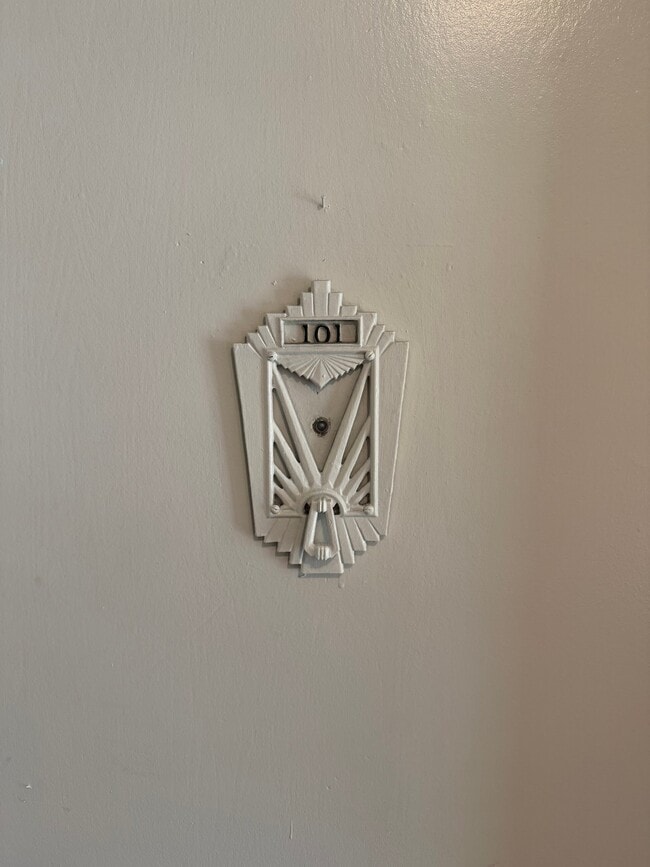 Building Photo - 628 E Elk Ave