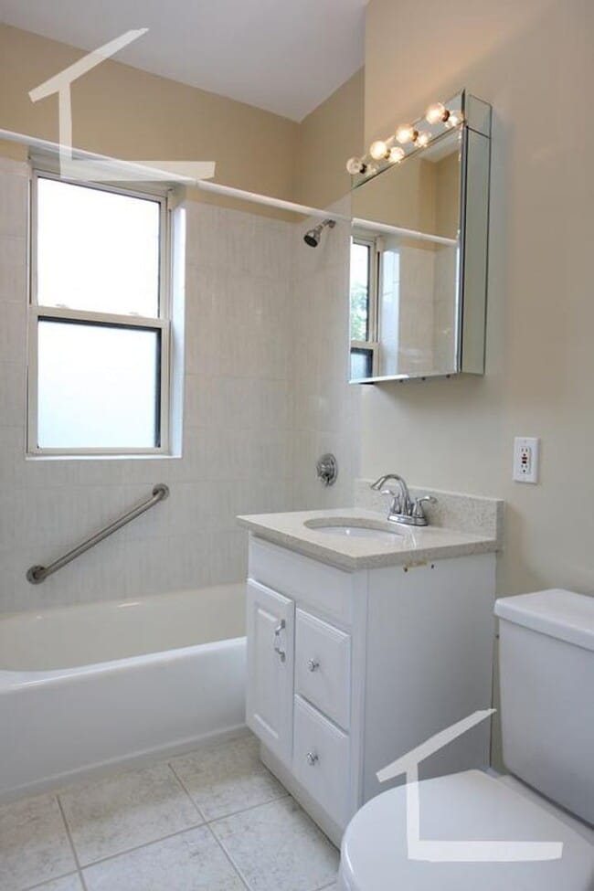 Photo - 1097 Boylston St House