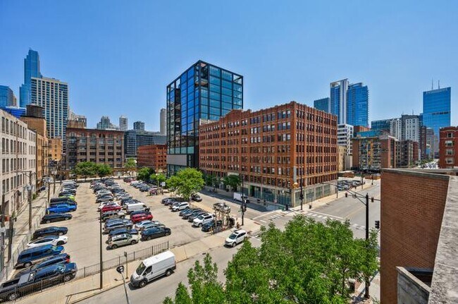 Building Photo - 900 W Fullerton Ave