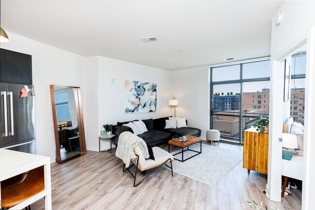 Foto del edificio - Spacious PENTHOUSE unit has it all! Light filled 1BR/1BA + DEN condo