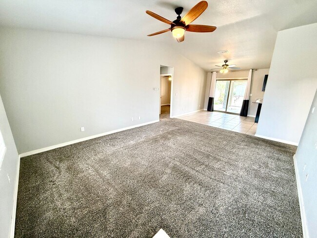 Foto del edificio - Stylish 3BR Home in Cerbat Vistas | Split Floor Plan, Covered Patio & 2-Car Garage!