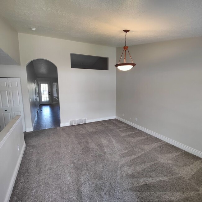 Building Photo - 5 Bed/3 Bath Townhome for Rent in Cedar Hi...