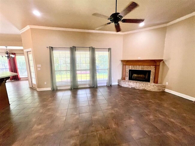 Building Photo - MOVE IN SPECIAL - $999. for first full mon...