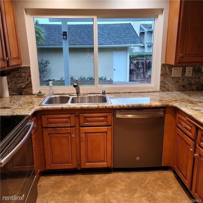 Building Photo - 3 br, 2.5 bath House - 9 E Yale Loop # 32