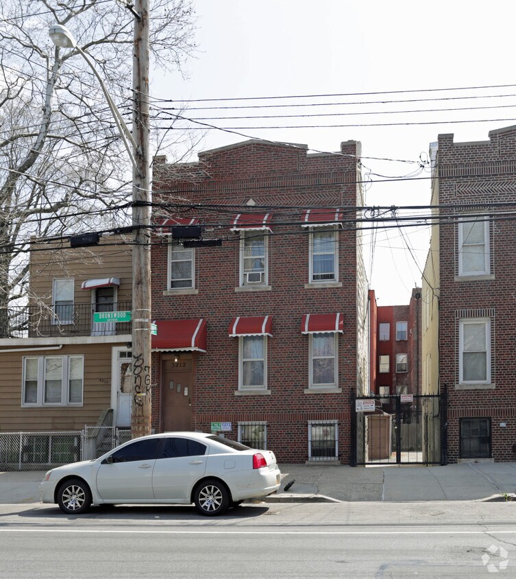Primary Photo - 3212 Bronxwood