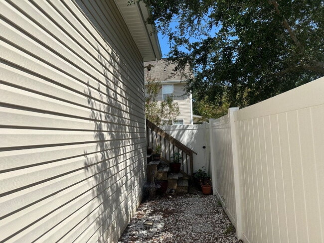 Building Photo - Bluffton Park Garage Apartment For Rent!