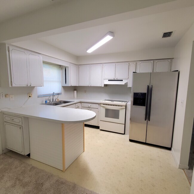 Kitchen - 6775 Armand Pl N